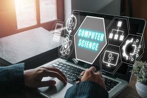 computadora Ciencias concepto, persona trabajando en ordenador portátil computadora con computadora Ciencias icono en virtual pantalla. foto