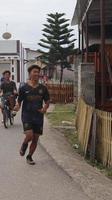 gorontalo, marzo 2023 - maratón corriendo carrera, personas pies en ciudad la carretera. corriendo personas a un maratón competencia foto