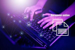 negocio personas trabajando en ordenador portátil con virtual pantalla. en línea documentación base de datos, eso consultor siendo conjunto arriba virtual documento administración sistema con computadora portátil, software para archivar corporativo archivos. foto