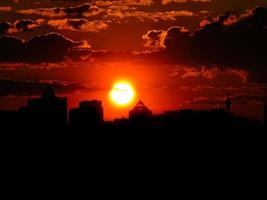 atardecer rojo otoñal con un cielo morado foto