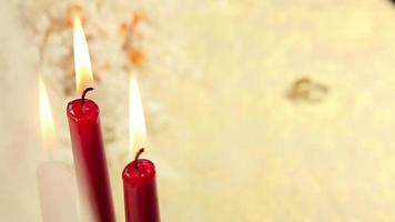 Boda anillos con velas y flores, ardiente rojo romántico velas y Boda anillos en el Boda mesa, selectivo atención video