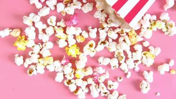 hand- plukken popcorn van een houder Aan tafel video