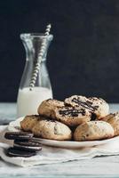 chocolate chip galletas en el plato foto