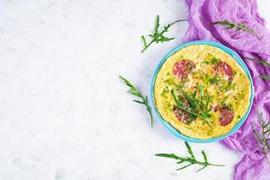 tortilla con embutido, hierbas y rallado queso. fácil desayuno. parte superior ver foto