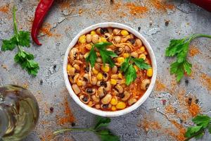 chile estafa carne en un bol. mexicano cocina. chile con carne, maíz y frijoles foto