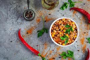 chile estafa carne en un bol. mexicano cocina. chile con carne, maíz y frijoles foto