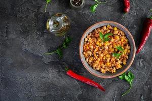 chile estafa carne en un bol. mexicano cocina. chile con carne, maíz y frijoles foto