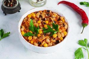 chile estafa carne en un bol. mexicano cocina. chile con carne, maíz y frijoles foto