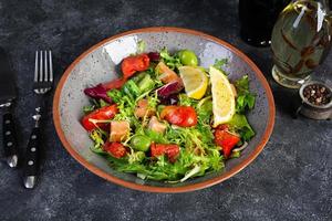 Fresco ensalada con salmón pescado mezclado con verduras, tomate, Olivos, mostaza y limón jugo foto