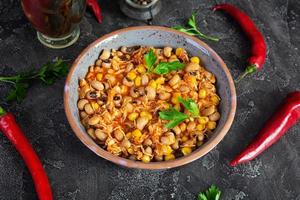 chile estafa carne en un bol. mexicano cocina. chile con carne, maíz y frijoles foto