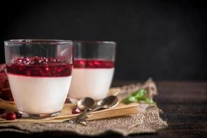 servido panna cotta con granada foto