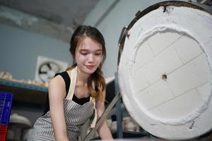 pequeño negocio propietario de joven personas creando cerámica foto