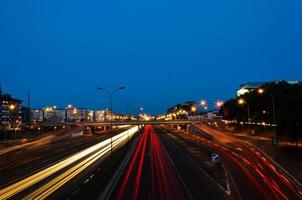 Belgrado tráfico a noche foto