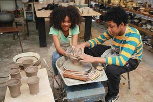 pequeño negocio propietario de joven personas creando cerámica foto