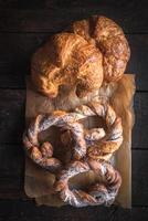 dulce croissants y pretzels servido foto