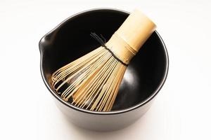 japonés bambú cepillo té batidor o perseguir aislado en blanco antecedentes. japonés bambú té batidor. selectivo enfocar. foto