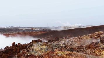 gunnuhver geotermia poder planta en Reykjanes, Islandia. geotérmico energía. geotermia poder producción y reduciendo islandia carbón huella. edificios y chimeneas ver video