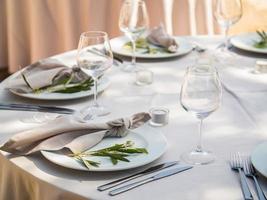 lujo elegante Boda recepción mesa arreglo y floral habitación central - Boda banquete y evento al aire libre foto
