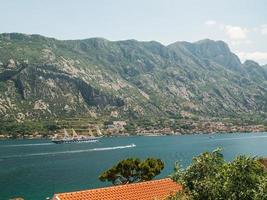 panorámico aéreo ver de kotor bahía montenegro - verano Días festivos y mar vacaciones concepto foto