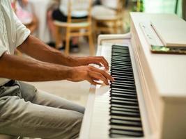 masculino pianista manos en grandioso piano teclado - música evento y artista músico concepto foto