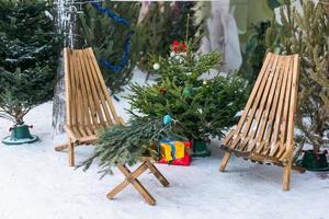 árboles de navidad y ramas de abeto para decoración en el mercado agrícola a la venta en temporada de vacaciones de invierno foto