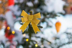 árbol de navidad con lazo dorado y con espacio de copia de fondo borroso - vacaciones de invierno y decoración foto