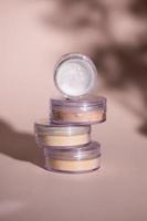 mineral polvo de beige y bronceado colores en pálido Rosa color antecedentes con oscuridad - belleza y hacer arriba concepto foto