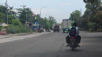 Jacarta, Indonesia en marzo 2023. el atmósfera en el cakung cilindro camino, cuales es bastante tranquilo en cierto días, es por lo general lleno con envase camiones yendo a o desde tanjung priok puerto. video