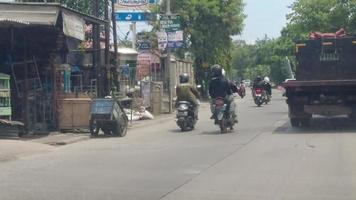 Jacarta, Indonésia dentro marcha 2023. a atmosfera em a cakung ciliar estrada, que é bastante quieto em certo dias, é geralmente preenchidas com recipiente caminhões indo para ou a partir de tanjung priok porta. video