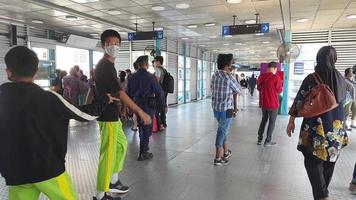 Jakarta, Indonesië in juli 2022. mensen zijn voorbijgaan door Bij de transjakarta bus hou op of busbaan Bij harmonie station, centraal Jakarta. video