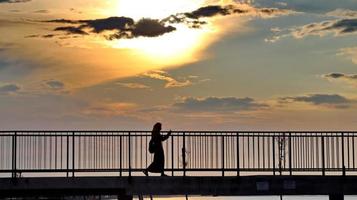 turistas relajante a entretenimiento evento, junto a la playa foto