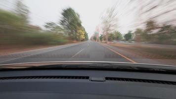4k hyper upphöra Timelapse se av de inuti av en bil körning snabb på de väg. video