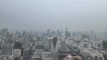 Bangkok, Thailand, April 13, 2023. Antenne Aussicht von Stadt mit verstopft der Verkehr auf Schnellstraße mit Hintergrund von dicht Wolkenkratzer im das Hauptstadt Stadt von Bangkok, Thailand. video