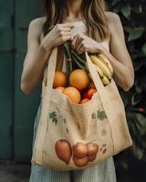 un mujer que lleva un reutilizable tienda de comestibles bolso lleno de Fresco frutas y vegetales desde el agricultores mercado, generar ai foto