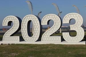 de madera números de año 2023 en verde y azul antecedentes ,borde del camino foto