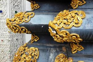 tailandés -lanna dorado estuco y escultura letras detalle decoracion en patrimonio negro pagoda en el templo de Tailandia foto