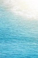 reflexión en superficie de azul mar con náutico luz de sol en ola calma y pacífico en Oceano foto