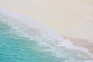 paraíso en isla con onda de agua chapoteo en arenoso playa y calma y tranquilo azul ola mar foto