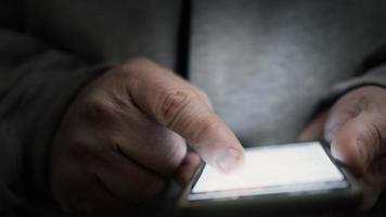 masculino dedos em tela sensível ao toque Smartphone procurando em a Internet video