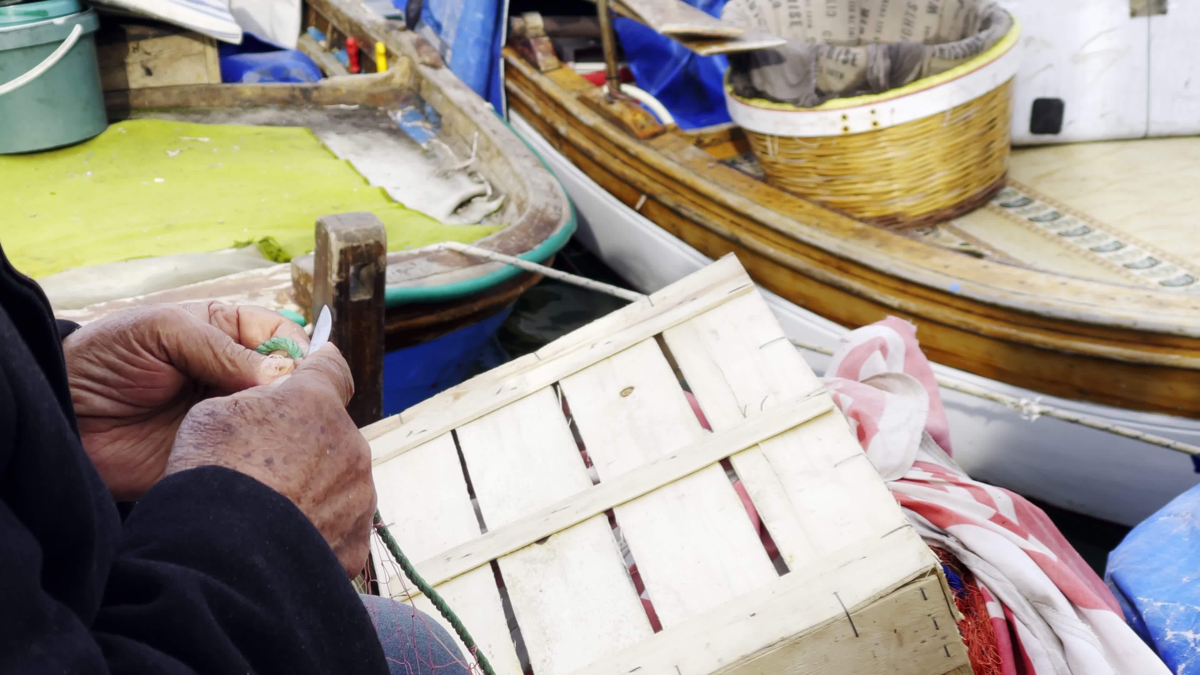 pêcheur est réparer filets de pêche pêche lignes avec le sien main 23043932 Vidéo de stock sur