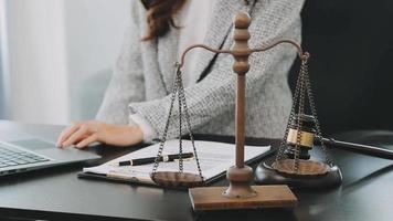 rättvisa och lag koncept.manlig domare i en rättssal med klubban, arbetar med, dator och dockningstangentbord, glasögon, på bordet i morgonljus video