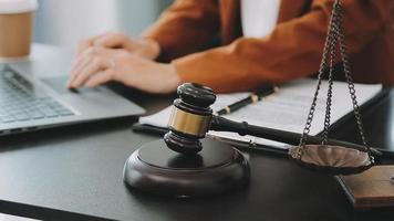 rättvisa och lag koncept.manlig domare i en rättssal med klubban, arbetar med, dator och dockningstangentbord, glasögon, på bordet i morgonljus video