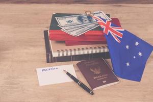 educación en Australia concepto, pasaporte y blanco Nota en Australia bandera . foto