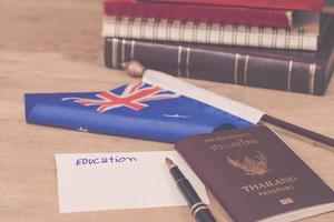 educación en Australia concepto, pasaporte y blanco Nota en Australia bandera . foto