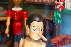 Pinocho marionetas para rebaja en un tienda en Roma foto