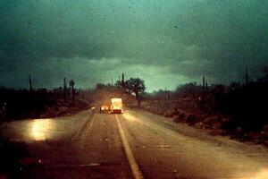 camión conducción abajo un la carretera a noche. generativo ai. foto