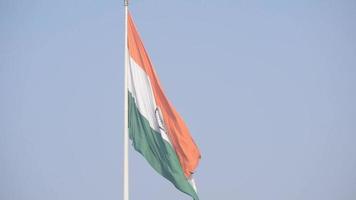 drapeau indien flottant, drapeau indien le jour de l'indépendance et le jour de la république de l'inde, agitant le drapeau indien, har ghar tiranga video