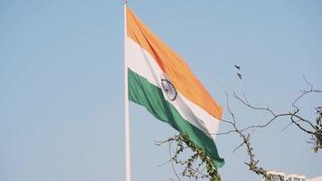 Indien-Flagge, die hoch am Connaught-Platz mit Stolz auf den blauen Himmel fliegt, Indien-Flagge flattert, indische Flagge am Unabhängigkeitstag und Tag der Republik Indien, Schuss nach oben geneigt, indische Flagge schwenkend, Har Ghar Tiranga video