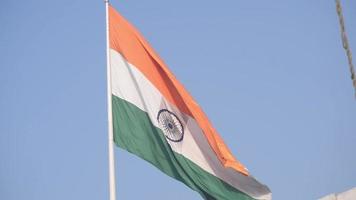 Indien-Flagge, die hoch am Connaught-Platz mit Stolz auf den blauen Himmel fliegt, Indien-Flagge flattert, indische Flagge am Unabhängigkeitstag und Tag der Republik Indien, Schuss nach oben geneigt, indische Flagge schwenkend, Har Ghar Tiranga video