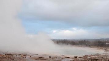 Islandia. en erupción géiser strokkur. Strokkur es parte de geotermia zona video